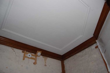 <p>Eenvoudig 19e eeuws stucplafond van het kabinet.</p>
